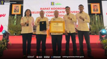 Berkomitmen Dalam Meningkatkan Kualitas SDM, Kemenkumham Kalteng Terima Penghargaan di Rakor Nasional Corporate University 2024